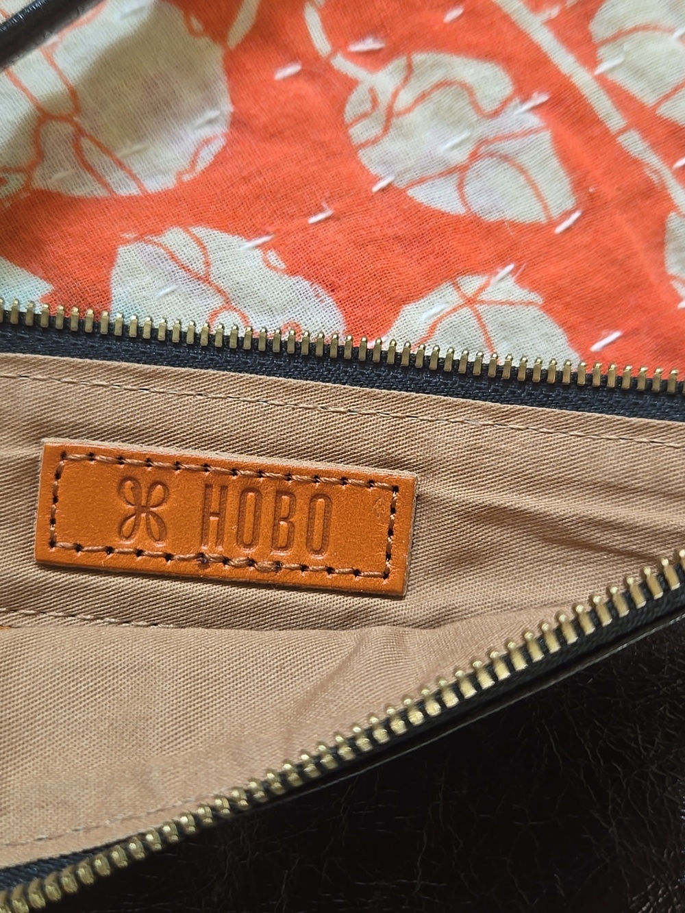 HOBO Darcy Convertible Wristlet - Picture 5 of 13